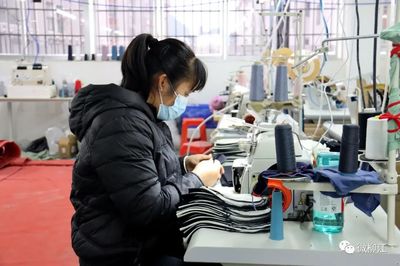 柳江帮扶车间发放首月工资，服饰加工岗位最高月薪达4200元