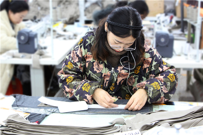 百人就业家门口，服饰加工点亮乡村微工厂